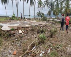 TSUNAMI DI SELAT SUNDA TETAP BERTA