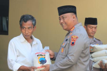POLRES DEMAK BAGIKAN BERAS 24 TON  BER