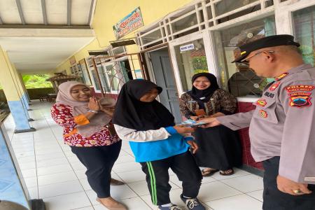 Kapolsek Karanganyar bersama Anggota b