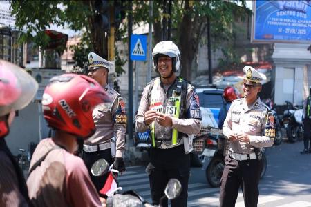 Polres Gresik Bagikan Bendera dan Pin 