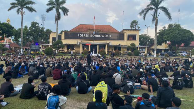 Ratusan Mahasiswa Gelar Aksi Penyampaian Aspirasi di mako Polres  Bondowoso, Polres Laksanakan Penga