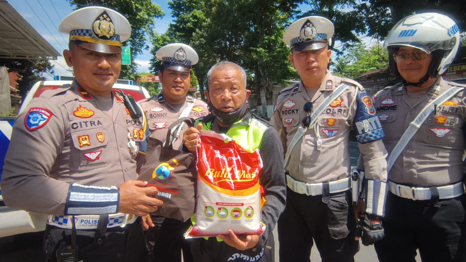 Satlantas Polres Bondowoso gelar bakti sosial untuk ojol, tukang becak, dan supoltas, wujud kepeduli