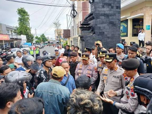Warga Geruduk Mapolres Wonosobo, Tuntut Pelaku Pembacokan Serda Rahman Di Pidana Hukuman Mati