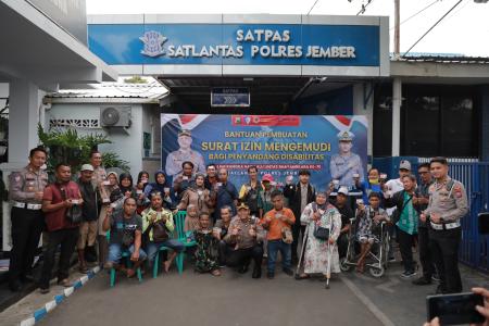 Bahagianya Kaum Difabel Dapat SIM Gratis dari Polres Jember di Hari La