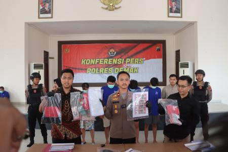  Sindikat Uang Palsu Keluarga Dibekuk 