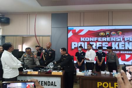 Viral Genk Kreak Acungkan Celurit Dua 