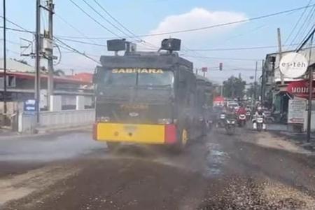 POLRES GRESIK TERJUNKAN WATER CANN