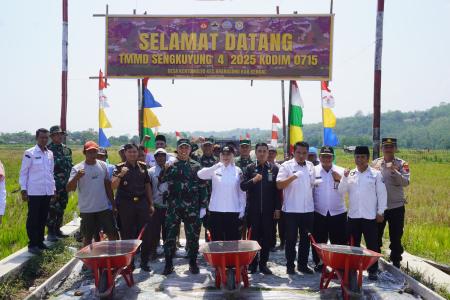 TMMD Sengkuyung IV Kodim 0715Kendal Bangun Jalan Penghubung Kertomulyo