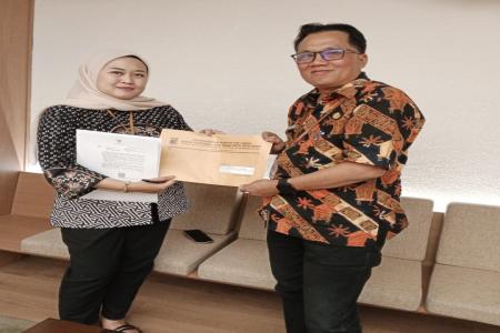 Plt Kadis Koperasi dan UKM Serahkan Su