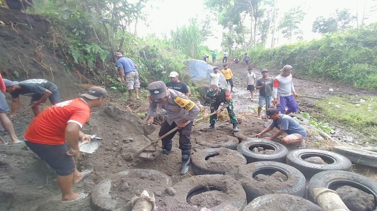 Babinsa Koramil 0808-15 Gandusari Dampingi Warga Bangun Jembatan Gantung dari Bambu