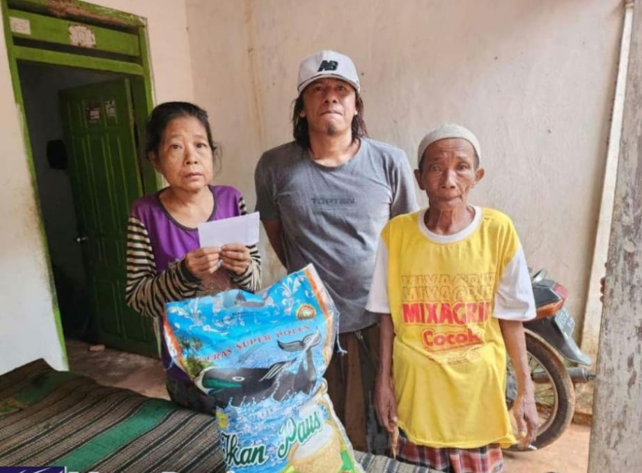 Detikzone.id Bersama Jurnalis Indonesia.com Menggelar Kegiatan Gerebek Sedekah : Bantu Kaum Dhuafa dan Janda Lansia Di Dua Kecamatan