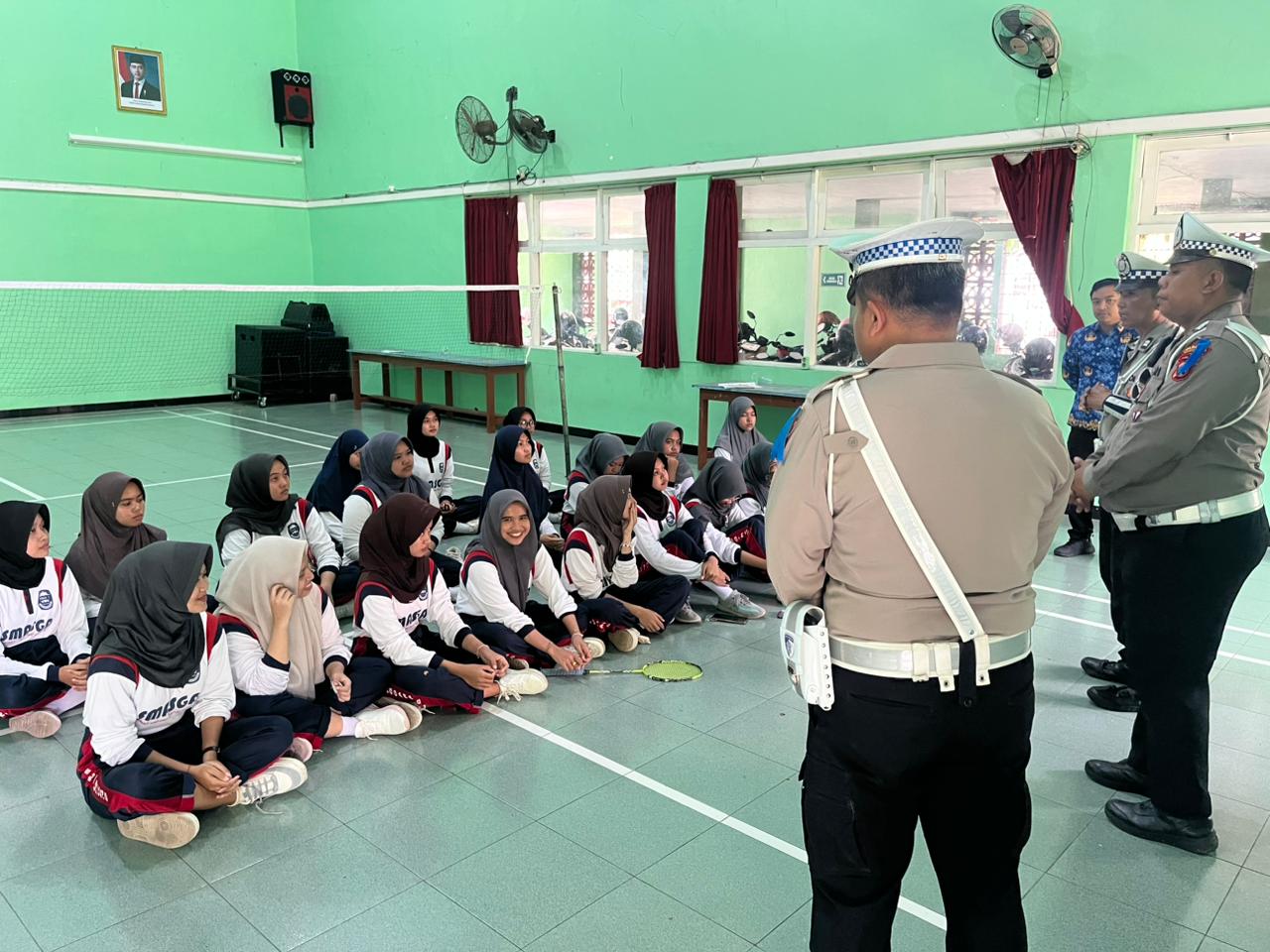 Polantas menyapa siswa SMAN 1 Tenggarang dalam program edukasi keselamatan berlalu lintas dalam ops 